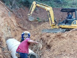 Satgas TMMD Ke-126 Kodim Pacitan Gotong Royong Bersama Warga Pasang Gorong-gorong