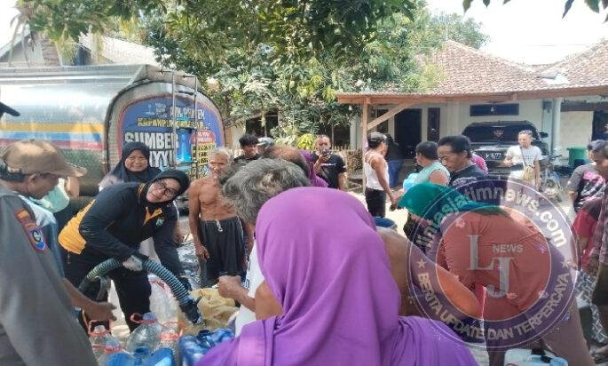 Polsek Sukorejo bagikan Dua Tangki air bersih, Warga Kenduruhan antusias pada Polri