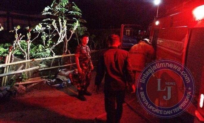 TNI-Polri dan Damkar Sigap Padamkan Kebakaran di Malam Panik Ngulanwetan
