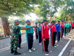 Tanamkan Kedisiplinan, Babinsa Koramil 03/Serengan Latih PBB Siswa SMPN 22 Surakarta