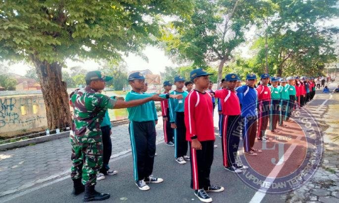 Tanamkan Kedisiplinan, Babinsa Koramil 03/Serengan Latih PBB Siswa SMPN 22 Surakarta