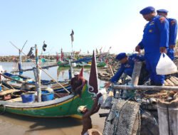 Patroli Pesisir Polres Situbondo Berbagi Nasi Bungkus untuk Nelayan