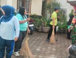 Babinsa dan Staf Kelurahan Joyotakan Kerja Bakti