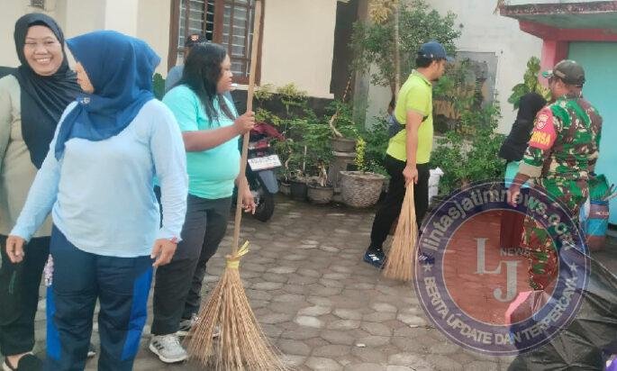 Babinsa dan Staf Kelurahan Joyotakan Kerja Bakti