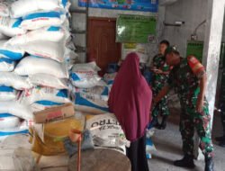 Babinsa Awasi Distribusi Pupuk, Cegah Terjadinya Penyelewengan