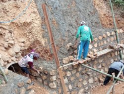 Penuh Semangat Satgas TMMD Ke-126 Kodim 0801/Pacitan dalam Pembuatan Talud