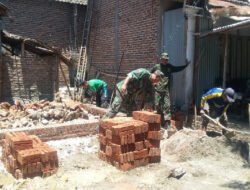 Kerja Bakti, Babinsa Kodim Ponorogo Bantu Warga Bangun Poskamling