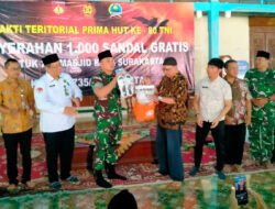 Bakti Teritorial Prima, Dandim 0735/Surakarta Serahkan 1.000 Sandal Gratis Dalam Rangka HUT ke-80 TNI