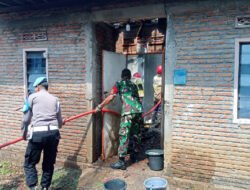 Babinsa dan Damkar Bahu Membahu Padamkan Kebakaran Rumah Warga di Sambi Boyolali