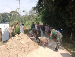 Babinsa Bantu Warga dalam Kegiatan Penimbunan Jalan di Desa