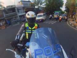 Sirine Ambulan Mati, Polisi Satlantas Gresik Sigap Buka Jalan Ambulans