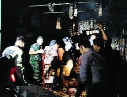 Sinergi TNI-Polri-Damkar Trenggalek Padamkan Kebakaran Ruko Sembako di Ngantru