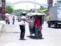 Aksi Humanis Polres Gresik: Satlantas Bagikan Makanan di Jalan Raya Lewat Jumat Berkah