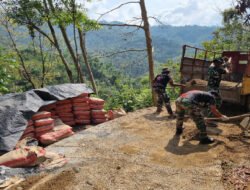 Satgas TMMD 126 Kodim Pacitan Bersama Warga Berjibaku Turunkan Material Pasir