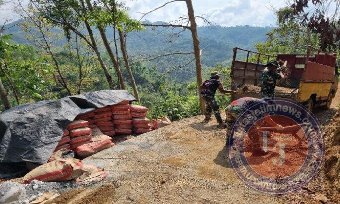 Satgas TMMD 126 Kodim Pacitan Bersama Warga Berjibaku Turunkan Material Pasir