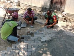Babinsa Kodim Ponorogo Ikut Gotong Royong Pasang Paving Block Jalan