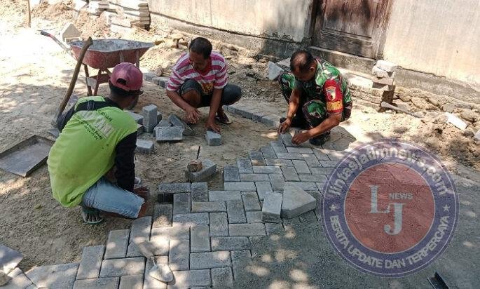 Babinsa Kodim Ponorogo Ikut Gotong Royong Pasang Paving Block Jalan