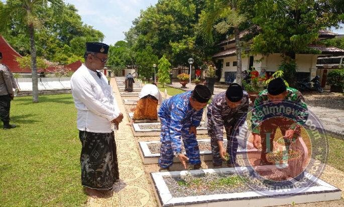 Ziarah Kubur Di TMP Bunga Bangsa Pacitan Dalam Memperingati Hari Santri Berjalan Dengan Khidmat