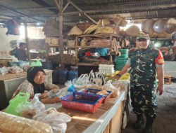 Pastikan Harga Sembako Stabil, Babinsa Danukusuman Sambangi Pedagang Pasar Harjodaksino