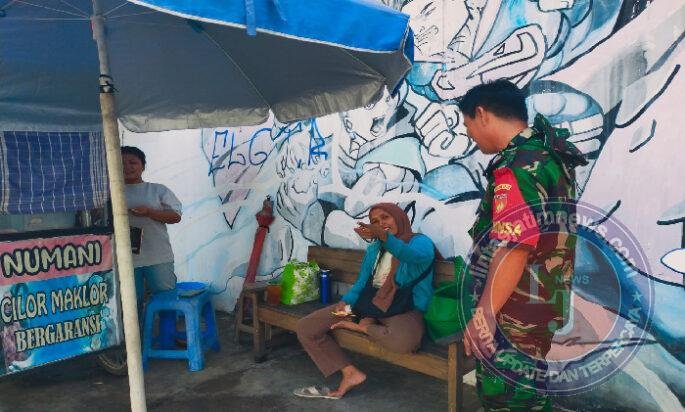 Yakinkan Wilayah Binaan Tetap Aman Dan Kondusif, Babinsa Mojosongo Laksanakan Patroli dan Sambang Warga