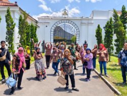 Babinsa Kemlayan Dampingi Pokdarwis dalam Rangka Wisata Budaya