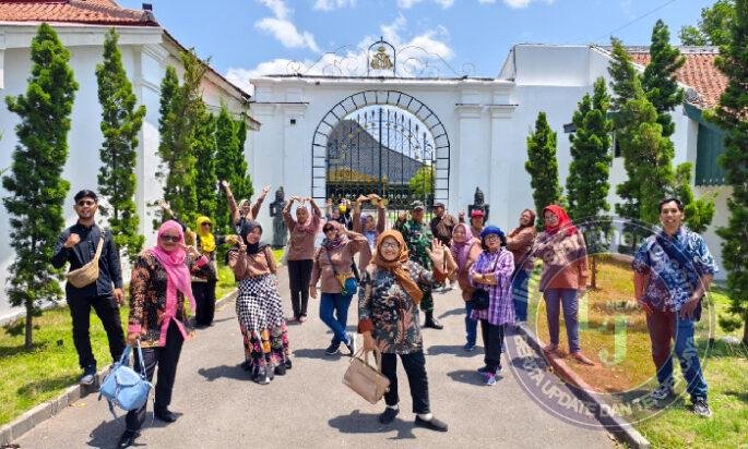Babinsa Kemlayan Dampingi Pokdarwis dalam Rangka Wisata Budaya