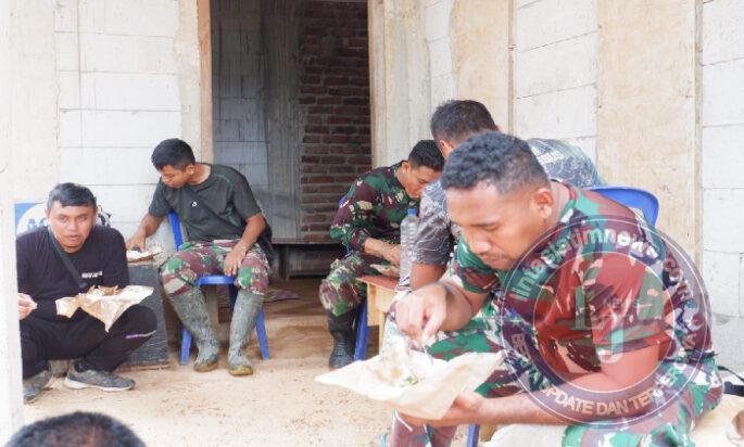 Istirahat Siang Ciptakan Keakraban, Satgas TMMD 126 Desa Petungsinarang Makan Bersama Warga