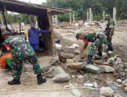 Babinsa Gotong Royong Bersama Warga Bangun Rumah Agar Pekerjaan Cepat Selesai