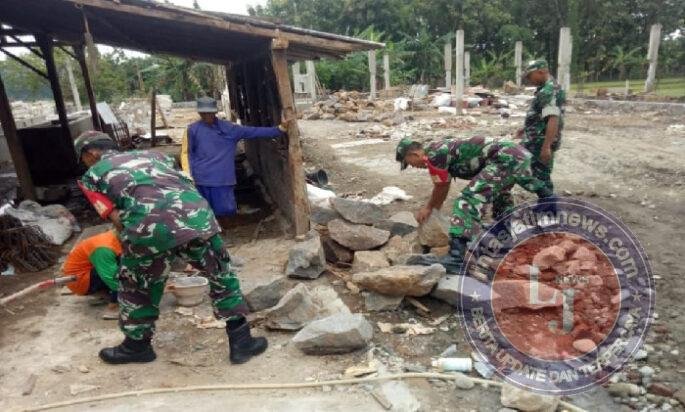 Babinsa Gotong Royong Bersama Warga Bangun Rumah Agar Pekerjaan Cepat Selesai