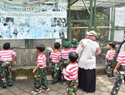 Eduwisata, TK Kartika IV-20 Ponorogo Kunjungi Penangkaran Burung Merak