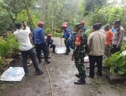 Aksi Cepat TNI–Polri dan Damkar Evakuasi Ular Piton 4 Meter di Rumah Warga Desa Puru