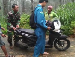 Sigap di Tengah Longsor, Babinsa Trenggalek Turun Tangan Bantu Warga