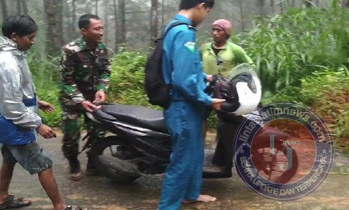 Sigap di Tengah Longsor, Babinsa Trenggalek Turun Tangan Bantu Warga