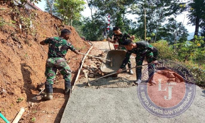 Terik Matahari Tak Mengurangi Semnagat Para Satgas TMMD 126 Kodim Pacitan Dalam Pengerjaan Rabat Jalan