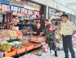 Yakinkan Harga Sembako Tetap Stabil, Babinsa Bersama Lurah Pasar dan Security Laksanakan Pengecekan Harga Sembako di Pasar Tradisional Nusukan