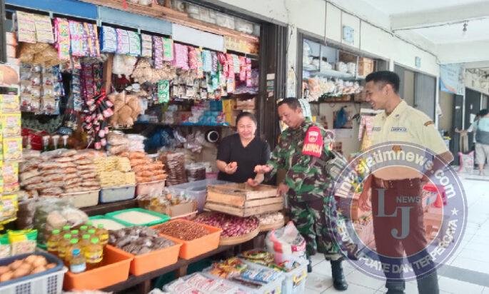 Yakinkan Harga Sembako Tetap Stabil, Babinsa Bersama Lurah Pasar dan Security Laksanakan Pengecekan Harga Sembako di Pasar Tradisional Nusukan