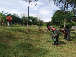 Gandeng Tim Saberling, Babinsa Sumber Laksanakan Kerja Bakti Pembersihan Lingkungan
