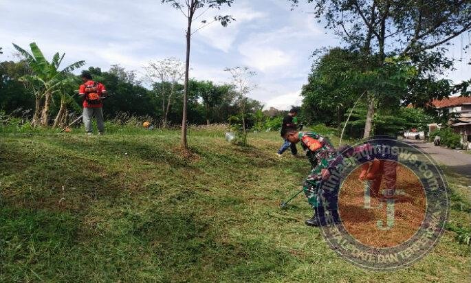 Gandeng Tim Saberling, Babinsa Sumber Laksanakan Kerja Bakti Pembersihan Lingkungan