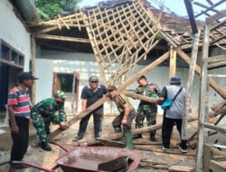 Atap Rumah Milik Warga Roboh, TNI Polri di Ponorogo Bantu Atasi