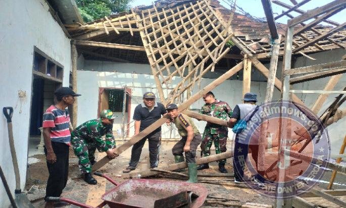 Atap Rumah Milik Warga Roboh, TNI Polri di Ponorogo Bantu Atasi