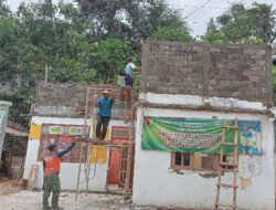 Wujudkan Pelayanan Kesehatan Yang Bersih, Satgas TMMD 126 Desa Petungsinarang Lanjutkan Rehab Polindes