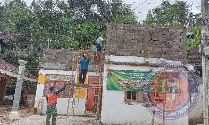 Wujudkan Pelayanan Kesehatan Yang Bersih, Satgas TMMD 126 Desa Petungsinarang Lanjutkan Rehab Polindes