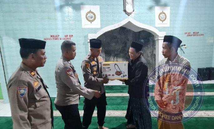 Polsek Kawasan Muara Baru Gelar Jumat Peduli, Bagikan Mesin Vakum Cleaner untuk Mushola Safinatul Jannah