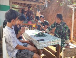 Sembari Istirahat Siang, Satgas TMMD 126 Desa Petungsinarang Berbagi Tawa Dengan Warga