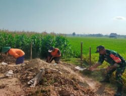 Aktif Bantu Warga, Babinsa Kodim Ponorogo Ikut Kerja Bakti Bangun Talud Irigasi
