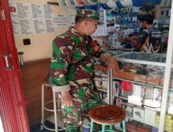 Implementasikan Bintahwil Dengan Pelaku UMKM, Babinsa Jayengan Motivasi Penjual Alat Elektronik