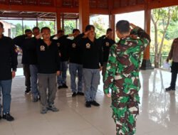 Sinergi Babinsa Bersama Bhabinkamtibmas Gilingan Latihkan PBB Kepada Linmas