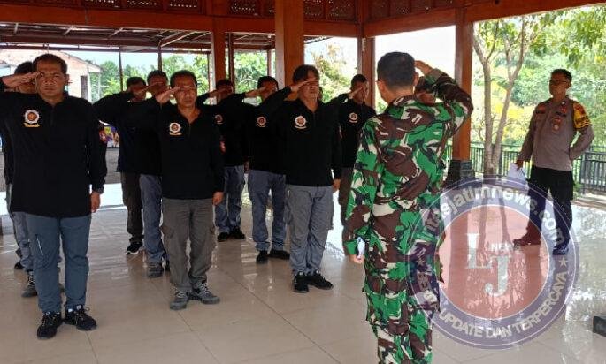 Sinergi Babinsa Bersama Bhabinkamtibmas Gilingan Latihkan PBB Kepada Linmas