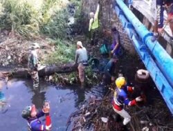 Cegah Banjir, Babinsa Kerten Bersama Masyarakat Laksanakan Pembersihan Anak Sungai Gajah Putih