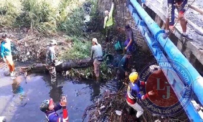 Cegah Banjir, Babinsa Kerten Bersama Masyarakat Laksanakan Pembersihan Anak Sungai Gajah Putih